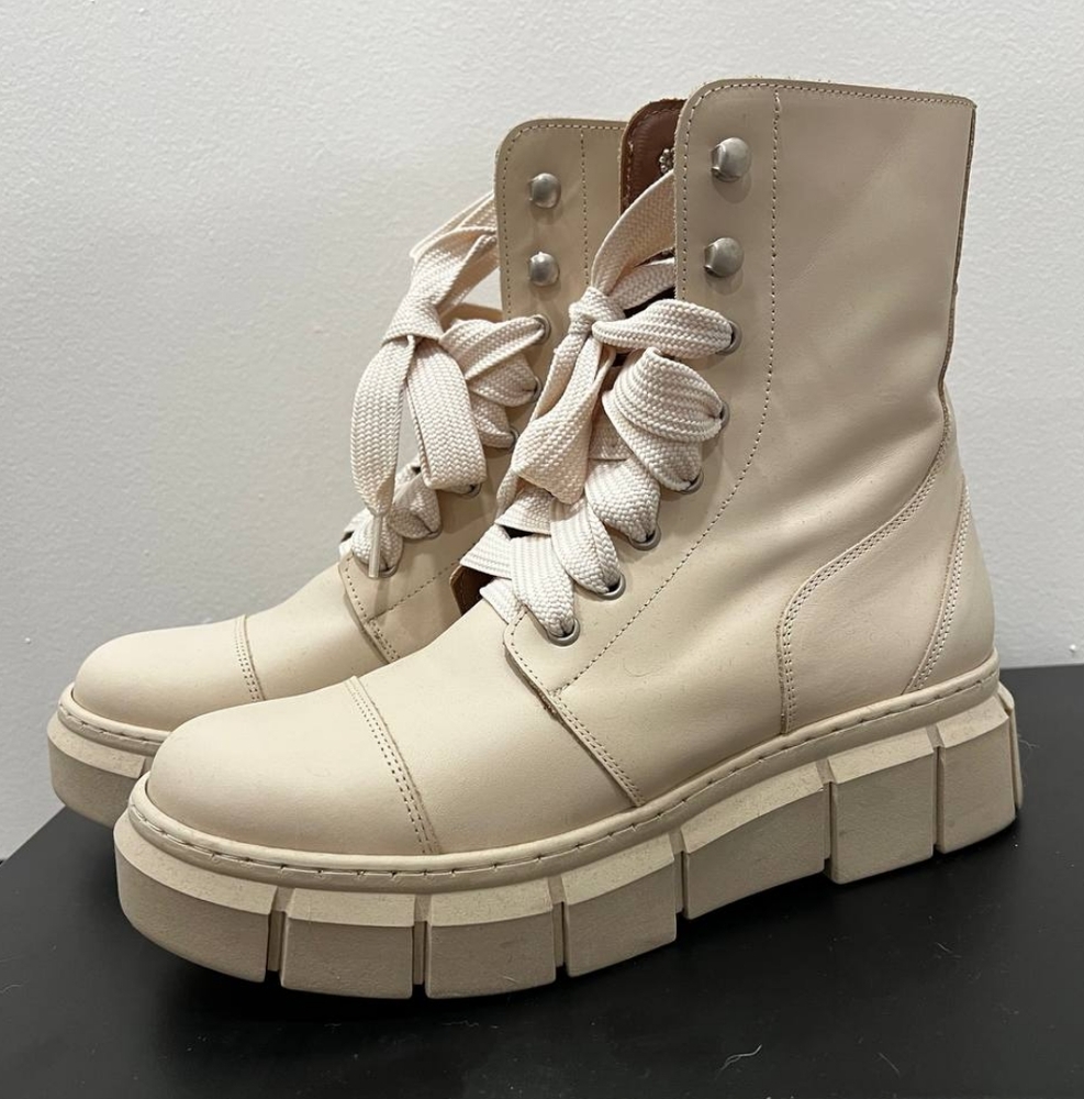 alohas boots in size 39 (made in spain)